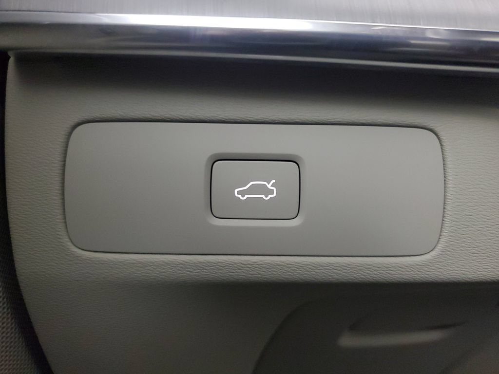 Certified 2025 Volvo XC90 B5 Core w/ Protection Package AWD/4WD image 37