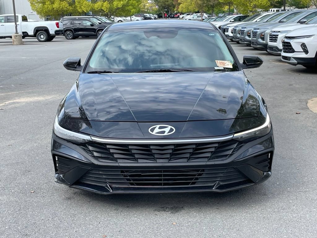 Used 2025 Hyundai Elantra SE FWD image 2