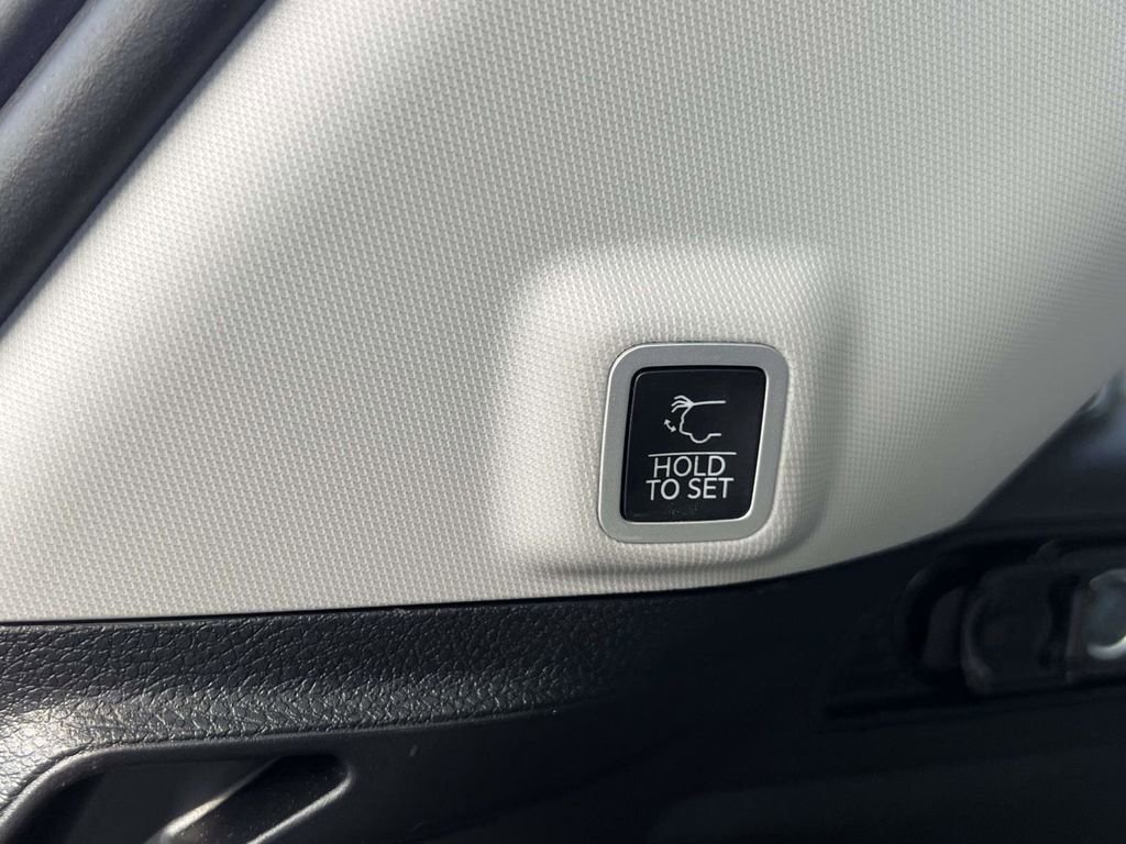 Certified 2024 Jeep Grand Cherokee Limited w/ Black Appearance Package image 7