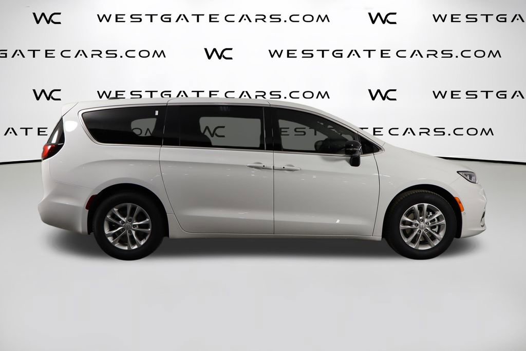 New 2026 Chrysler Pacifica Select image 44