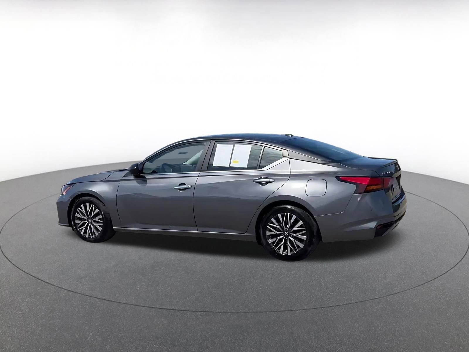 Used 2025 Nissan Altima 2.5 SV FWD image 10