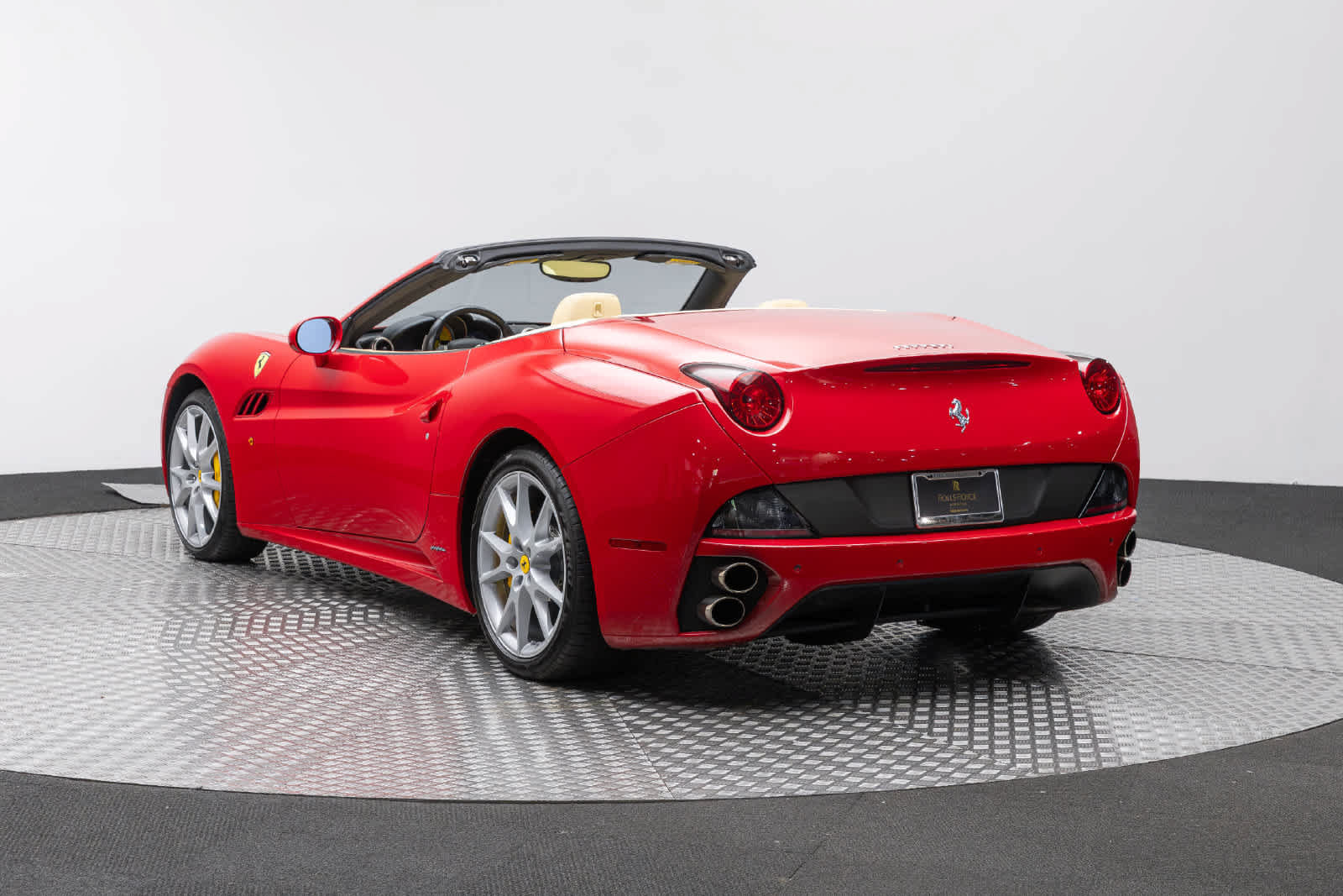 Used 2010 Ferrari California RWD image 4
