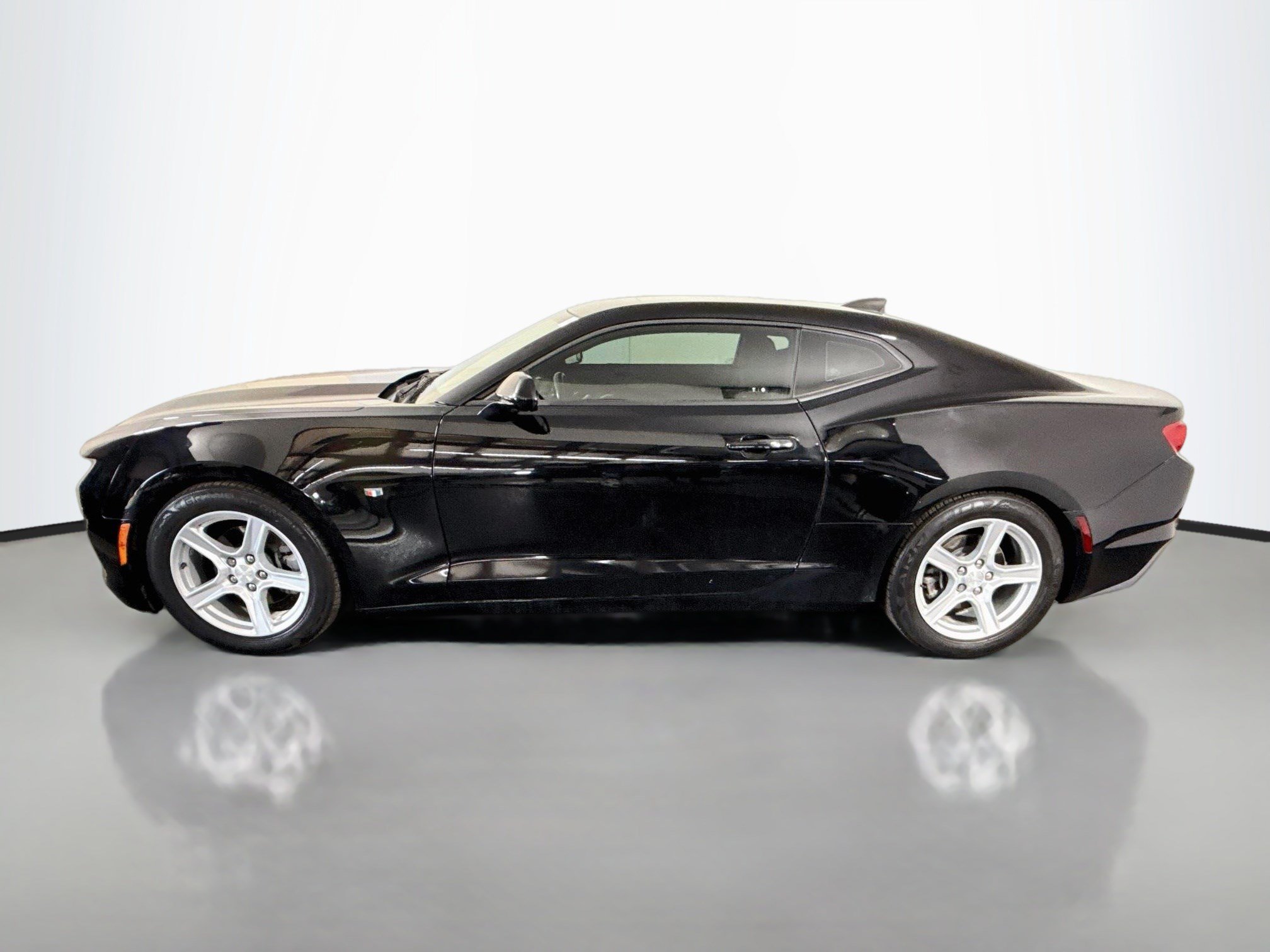 Used 2020 Chevrolet Camaro LT w/ Technology Package RWD image 6