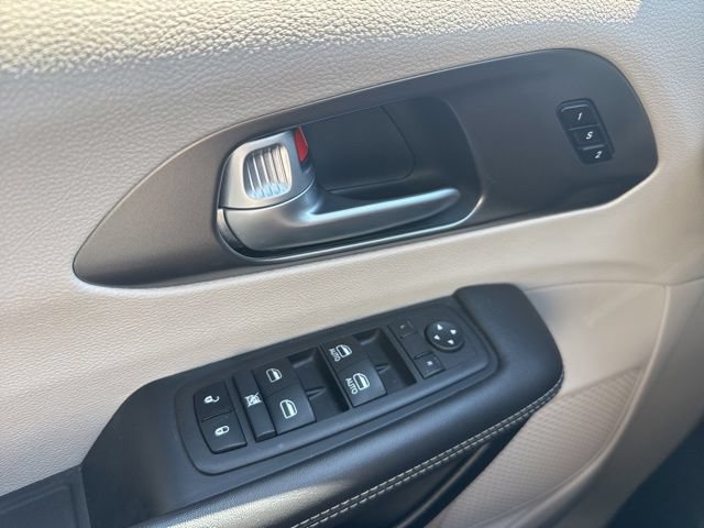 Used 2024 Chrysler Pacifica Touring-L FWD image 29