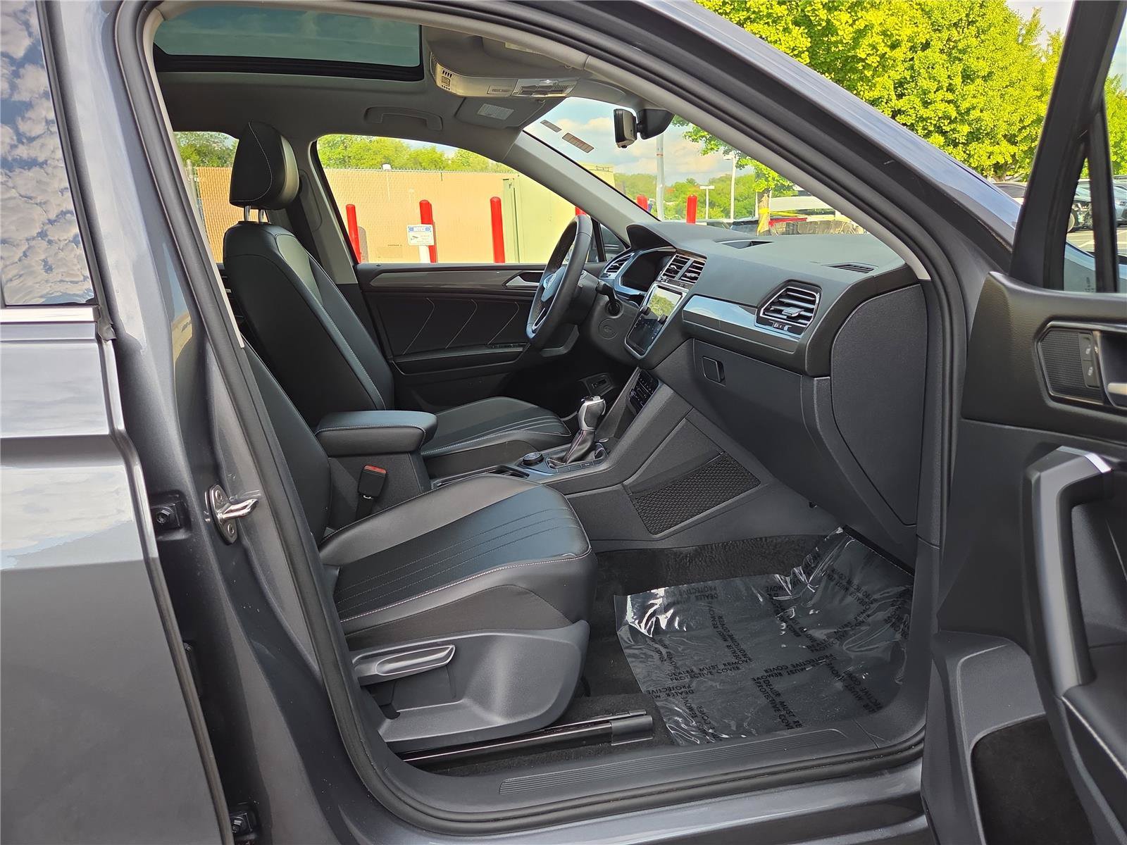 Certified 2022 Volkswagen Tiguan SE w/ Panoramic Sunroof Package AWD/4WD image 25