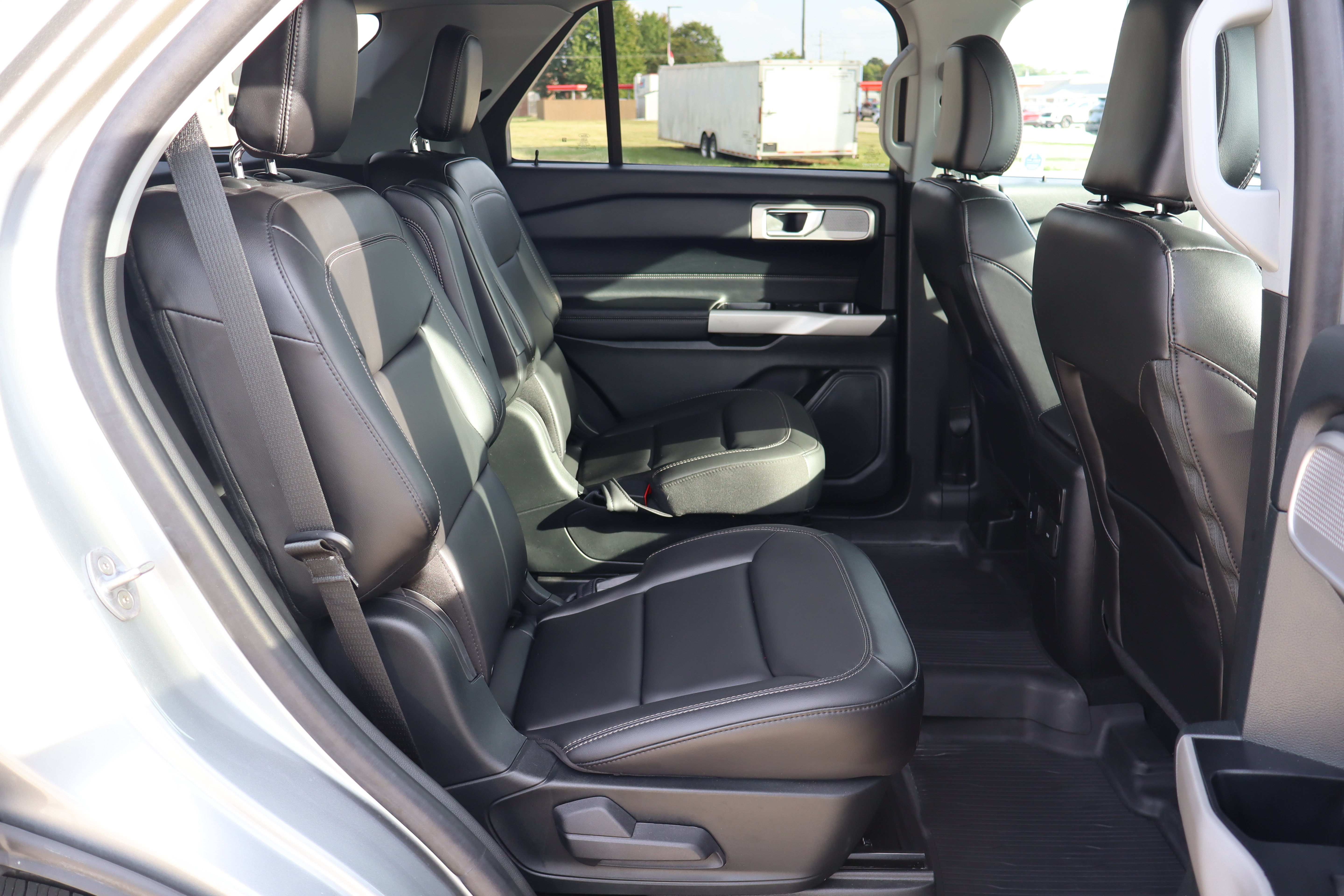 Used 2024 Ford Explorer XLT w/ Equipment Group 202A AWD/4WD image 14