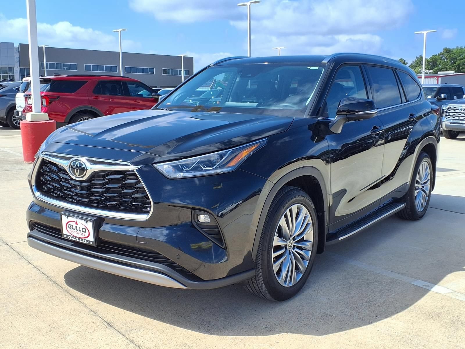 Certified 2024 Toyota Highlander Platinum FWD image 3