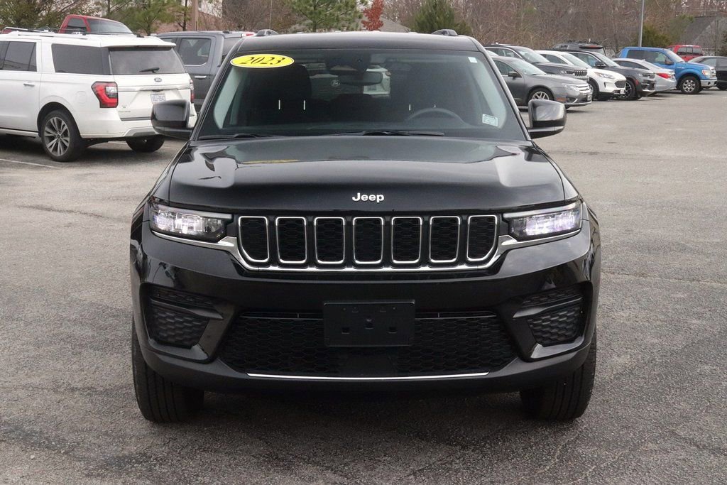 Used 2023 Jeep Grand Cherokee Laredo AWD/4WD image 2