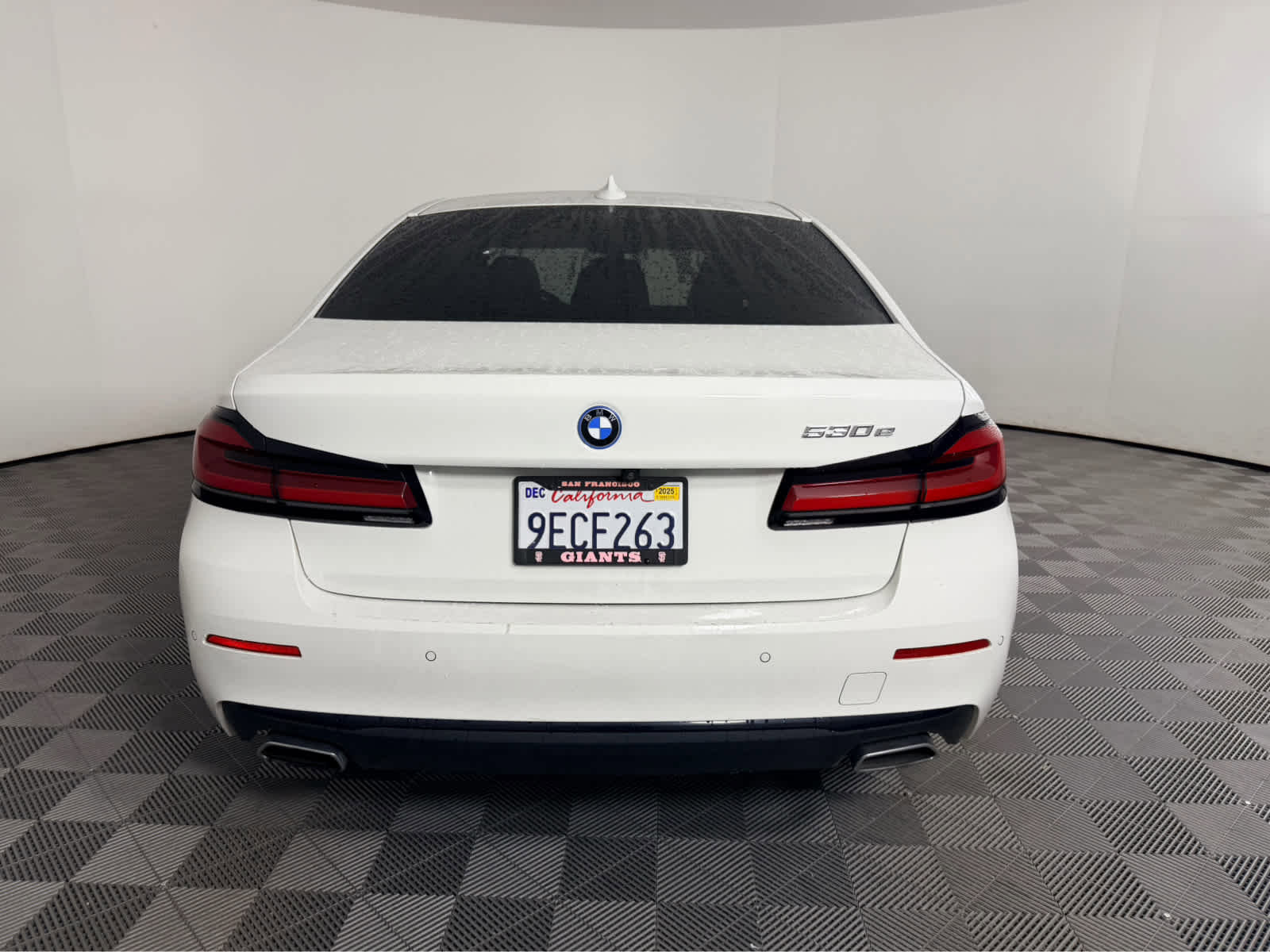 Used 2023 BMW 530e w/ Convenience Package image 5