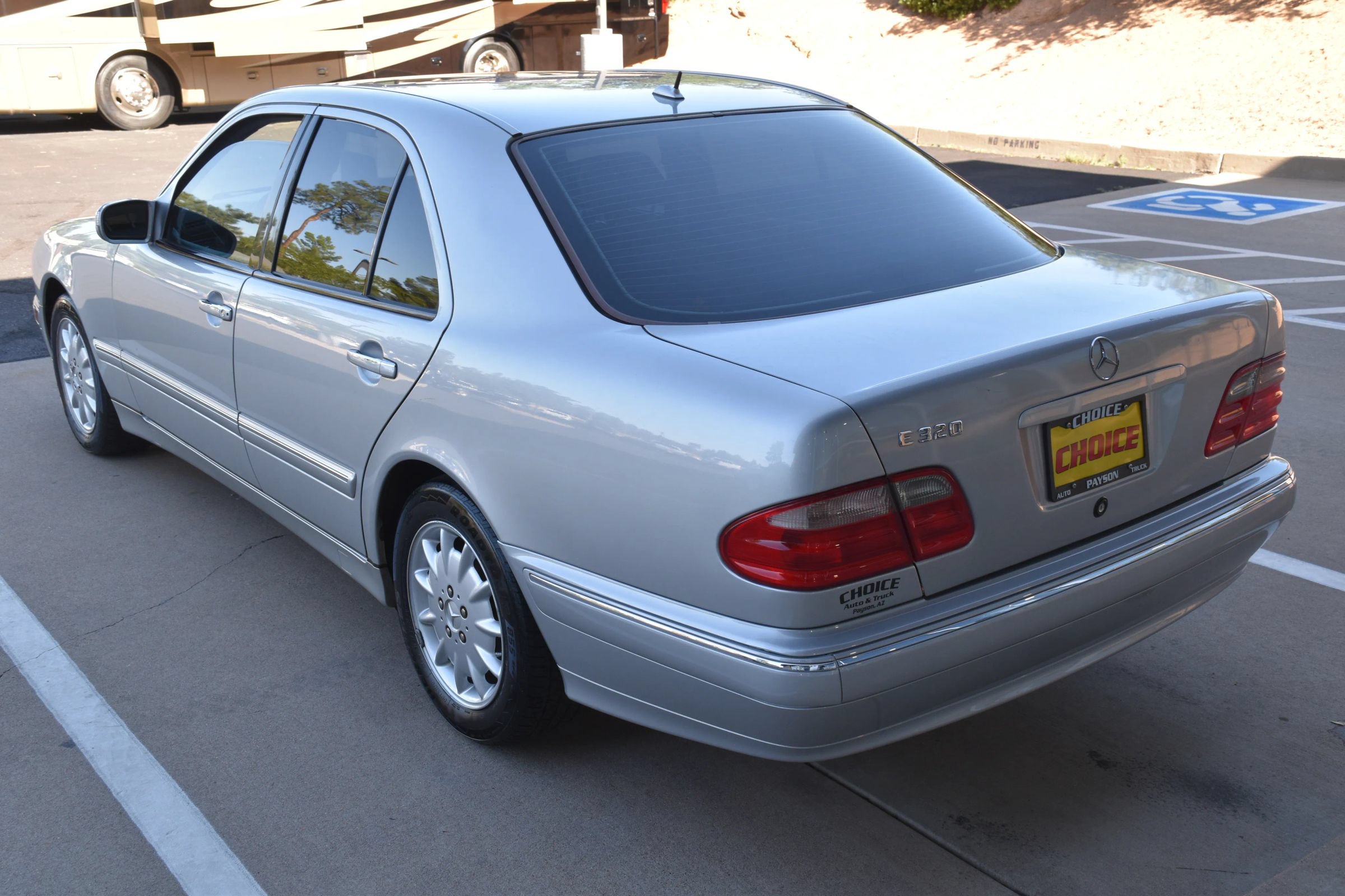 Used 2000 Mercedes-Benz E 320 Sedan image 6