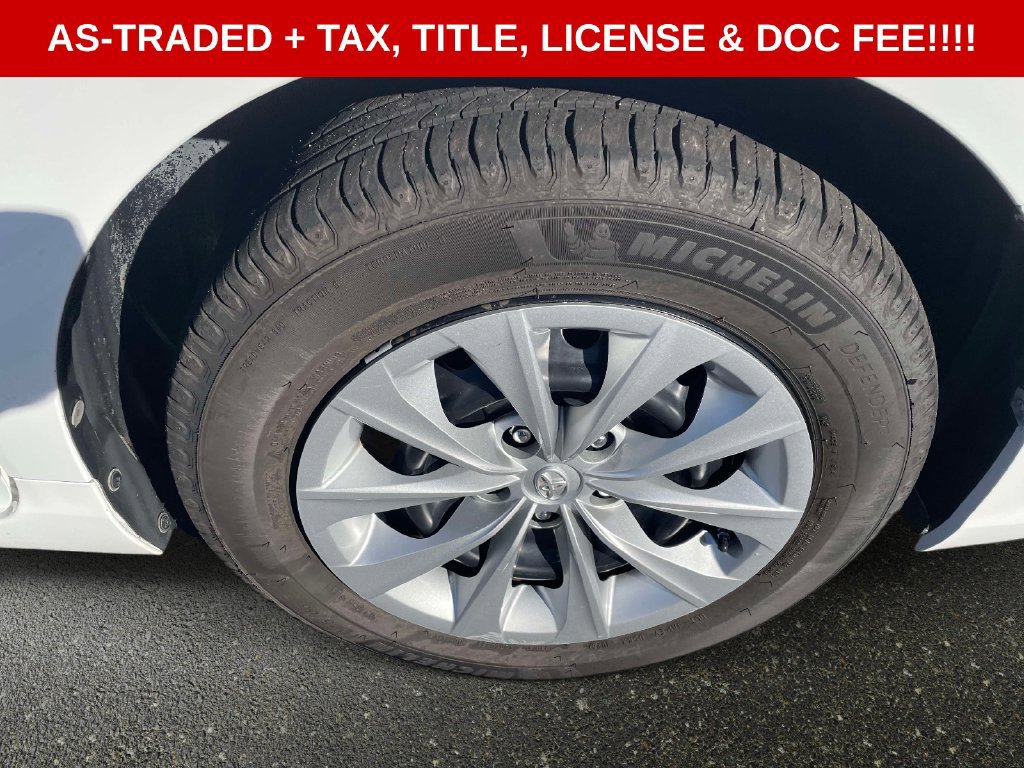 Used 2016 Toyota Camry LE w/ Moonroof Package FWD image 9