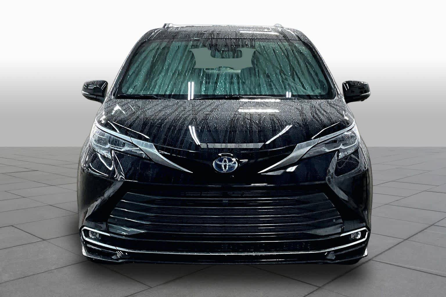 Used 2025 Toyota Sienna Platinum AWD/4WD image 4