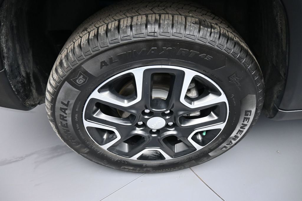 Used 2022 Jeep Compass Latitude w/ Sun and Sound Group AWD/4WD image 12