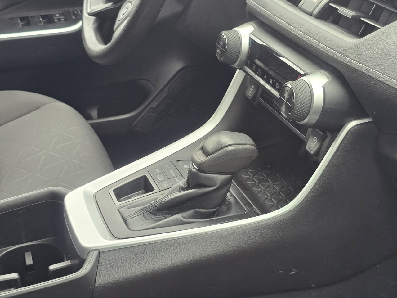 Used 2022 Toyota RAV4 XLE AWD/4WD image 14