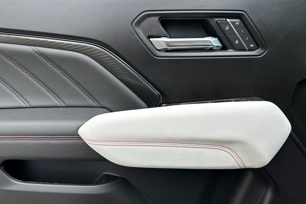New 2026 GMC Canyon AT4X w/ AT4X AEV Edition AWD/4WD image 9