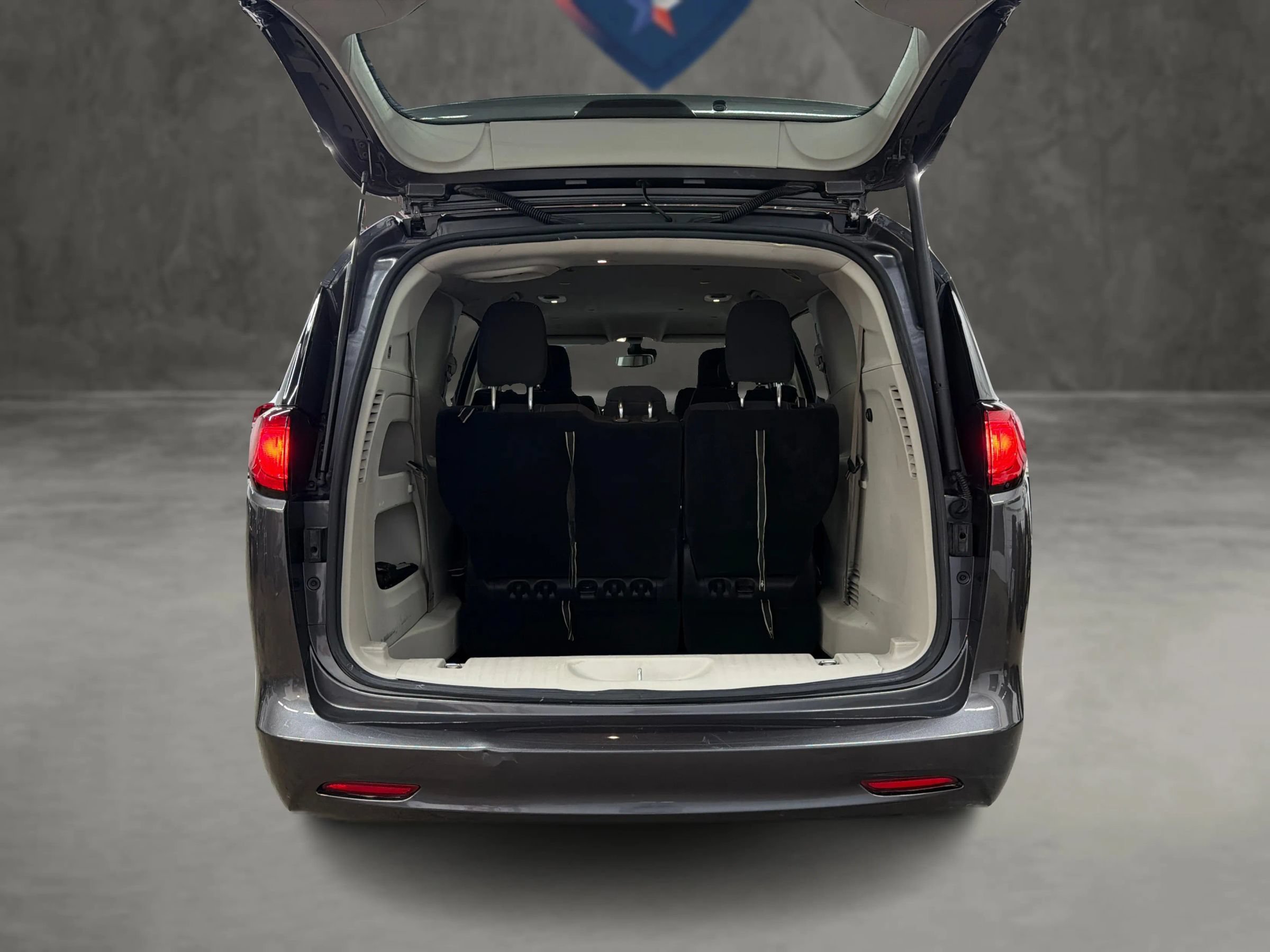 Used 2023 Chrysler Voyager LX FWD image 10