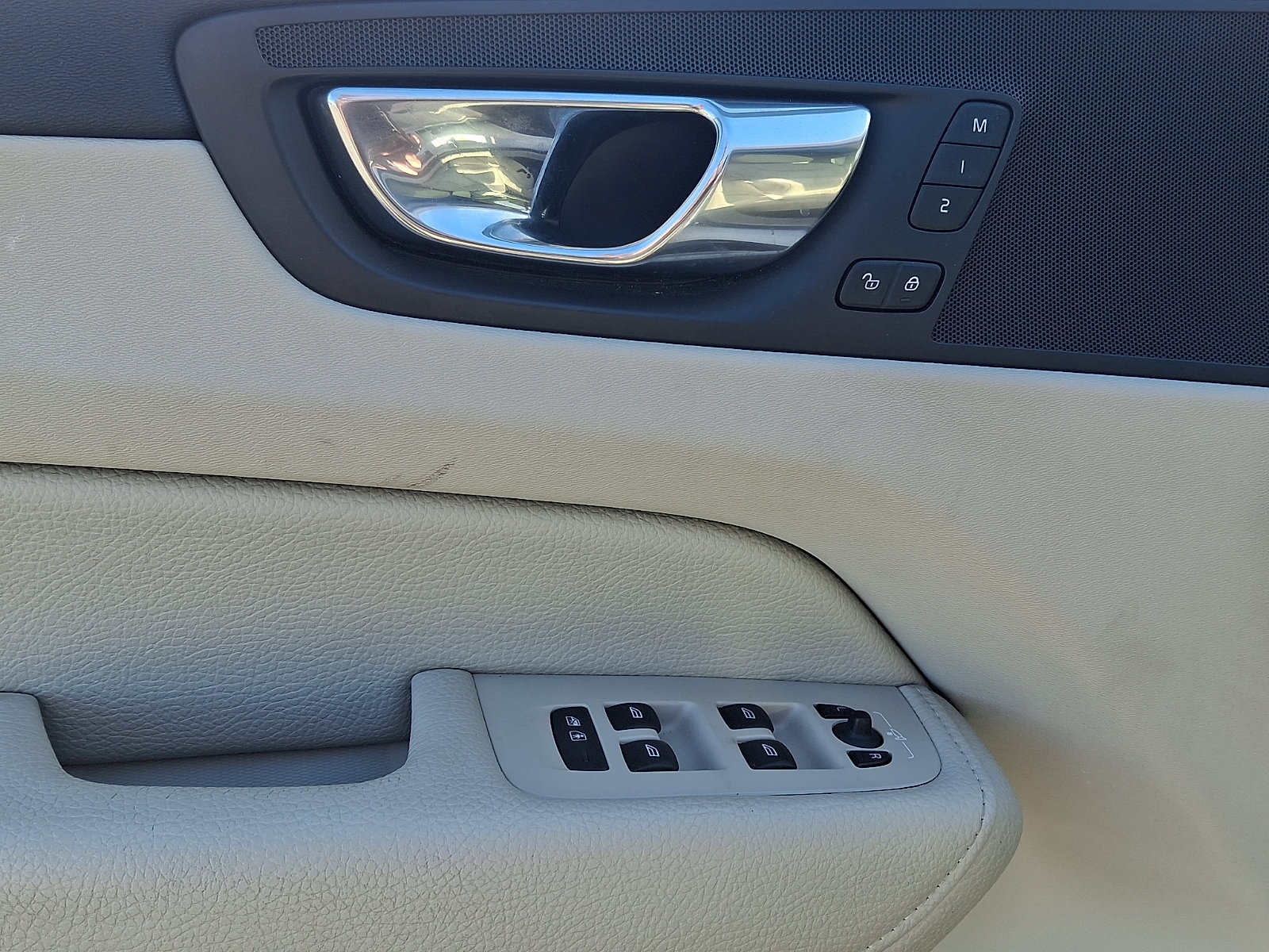 Used 2019 Volvo XC60 T5 Momentum w/ Premium Package AWD/4WD image 12