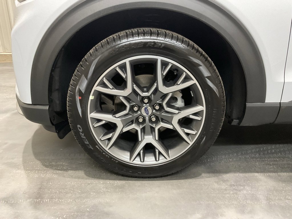 Used 2025 Ford Explorer Platinum w/ Ultimate Package image 6