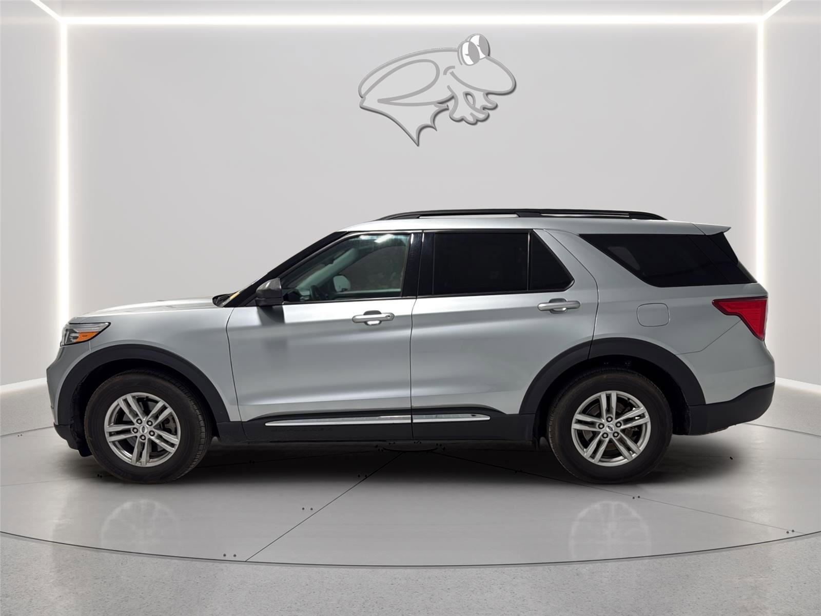 Used 2023 Ford Explorer XLT RWD image 3
