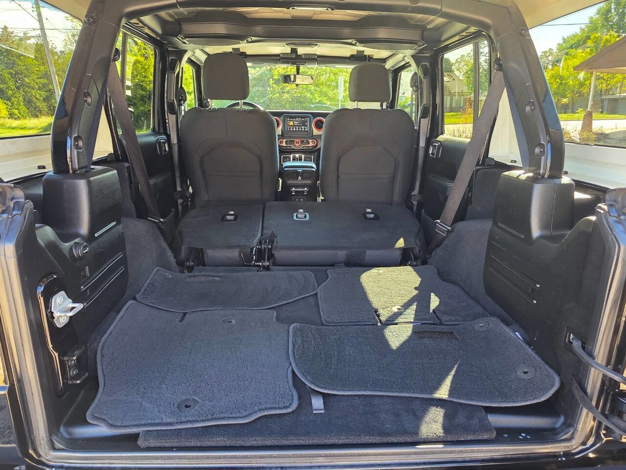 Used 2020 Jeep Wrangler Unlimited Sahara image 23