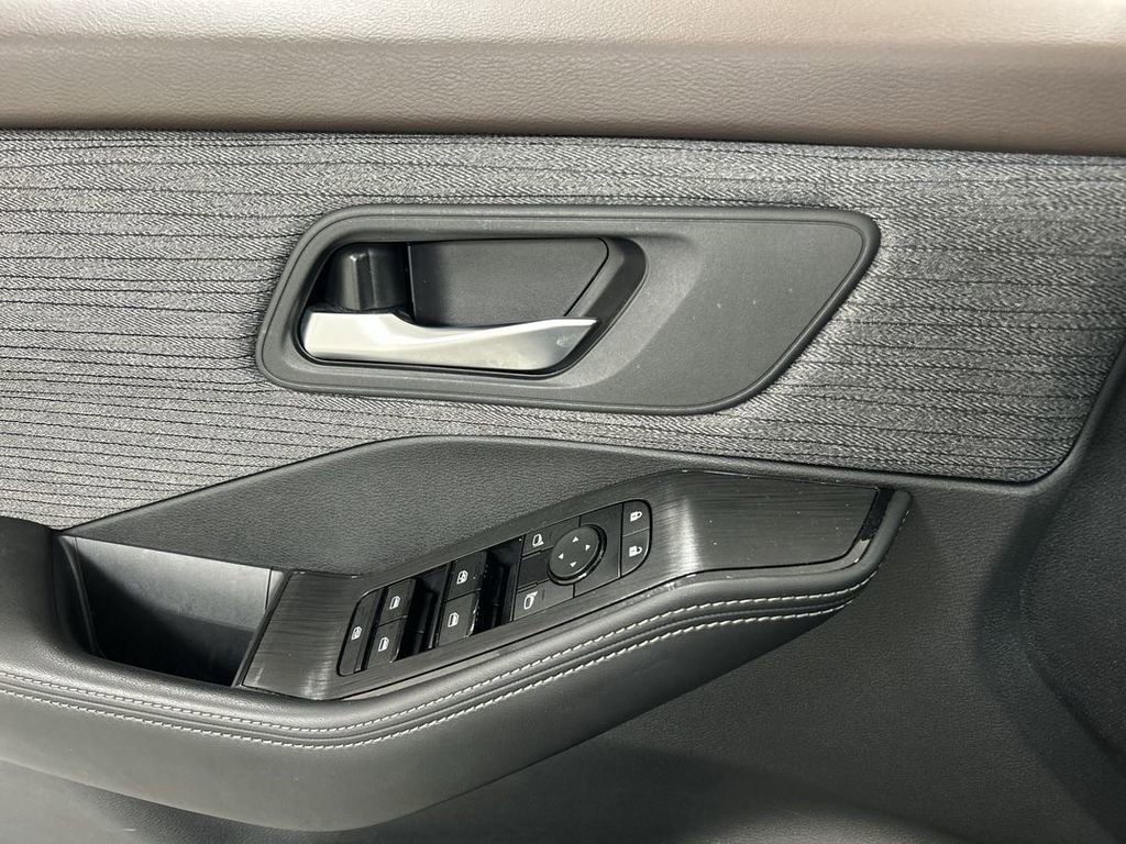 Used 2023 Nissan Rogue SV AWD/4WD image 11