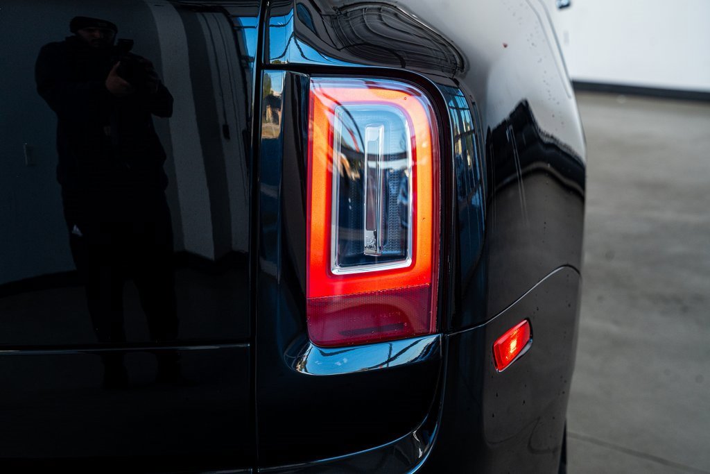 Used 2022 Rolls-Royce Cullinan Black Badge image 30