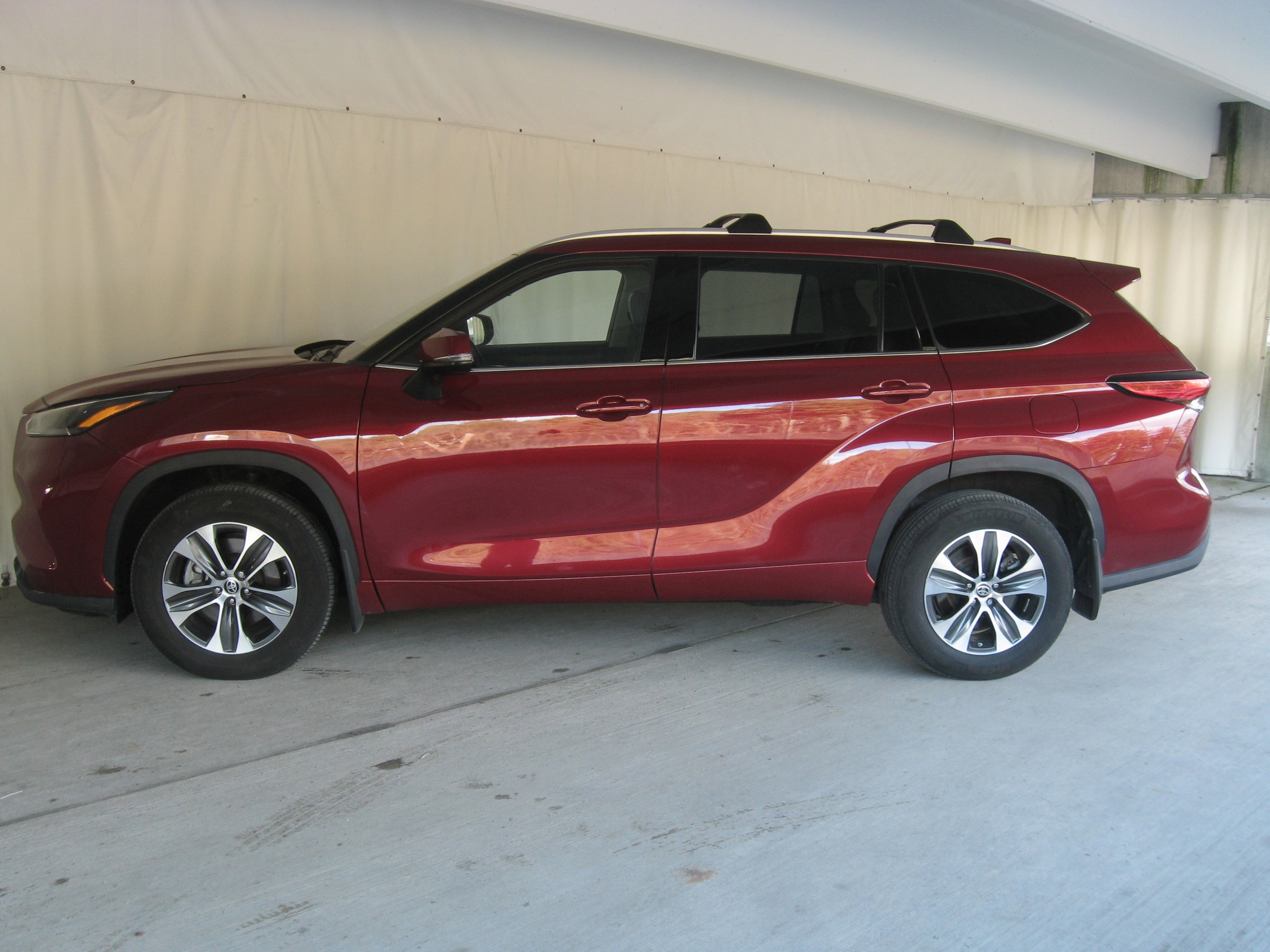 Used 2022 Toyota Highlander XLE image 28