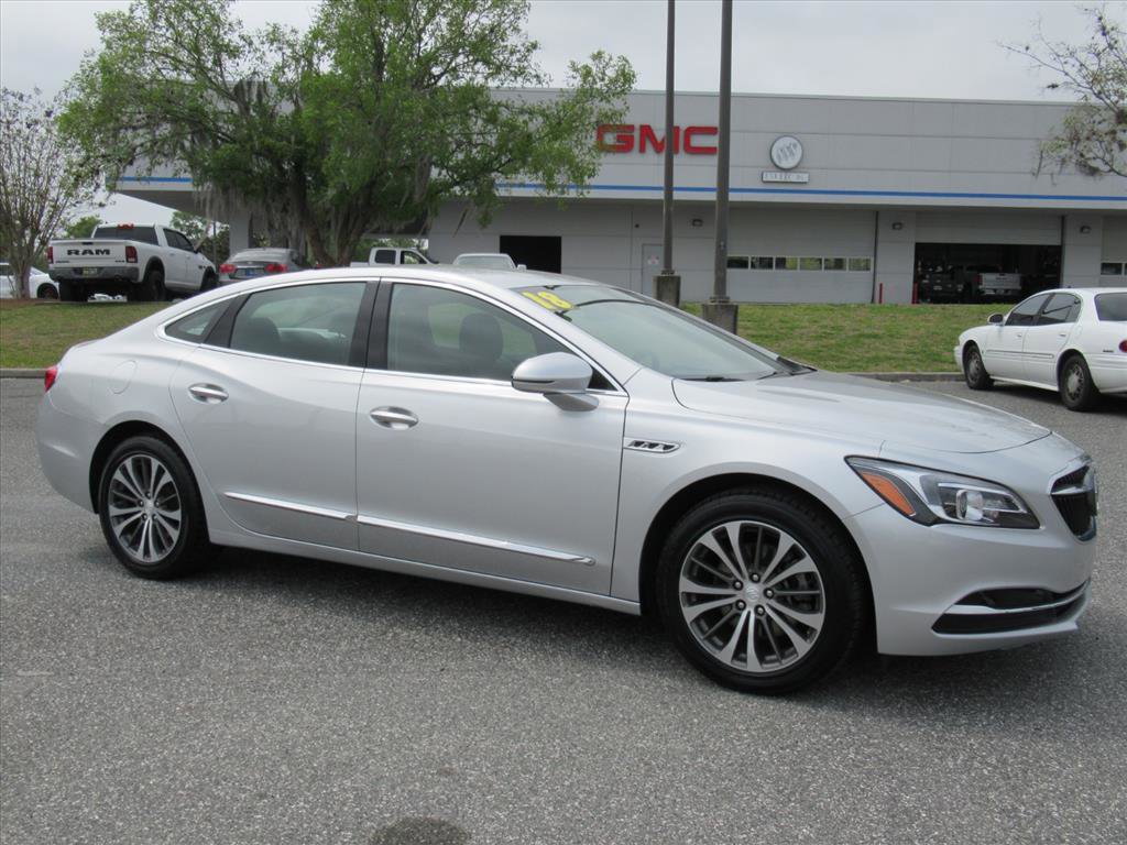 Used 2018 Buick LaCrosse Essence image 2