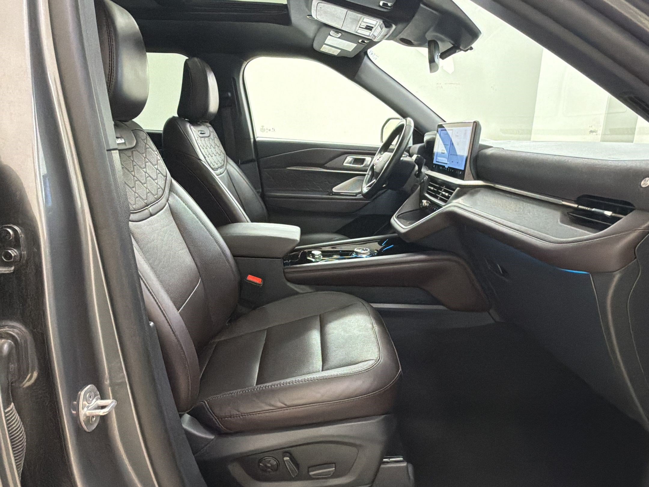 Certified 2025 Ford Explorer Platinum w/ LUX Leather Package AWD/4WD image 25