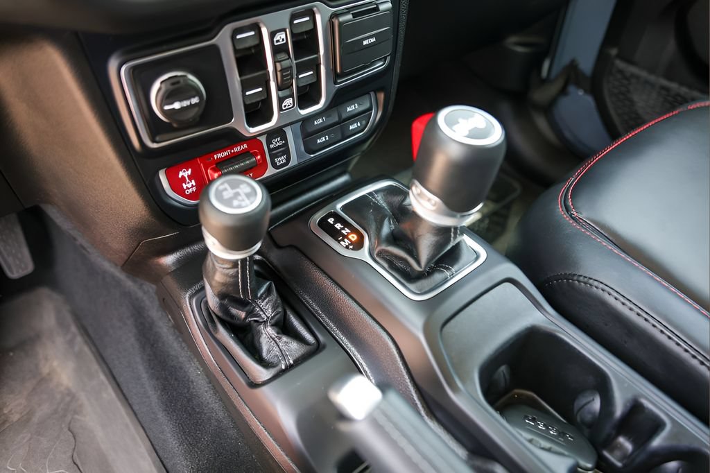 Used 2024 Jeep Wrangler Unlimited Rubicon AWD/4WD image 19