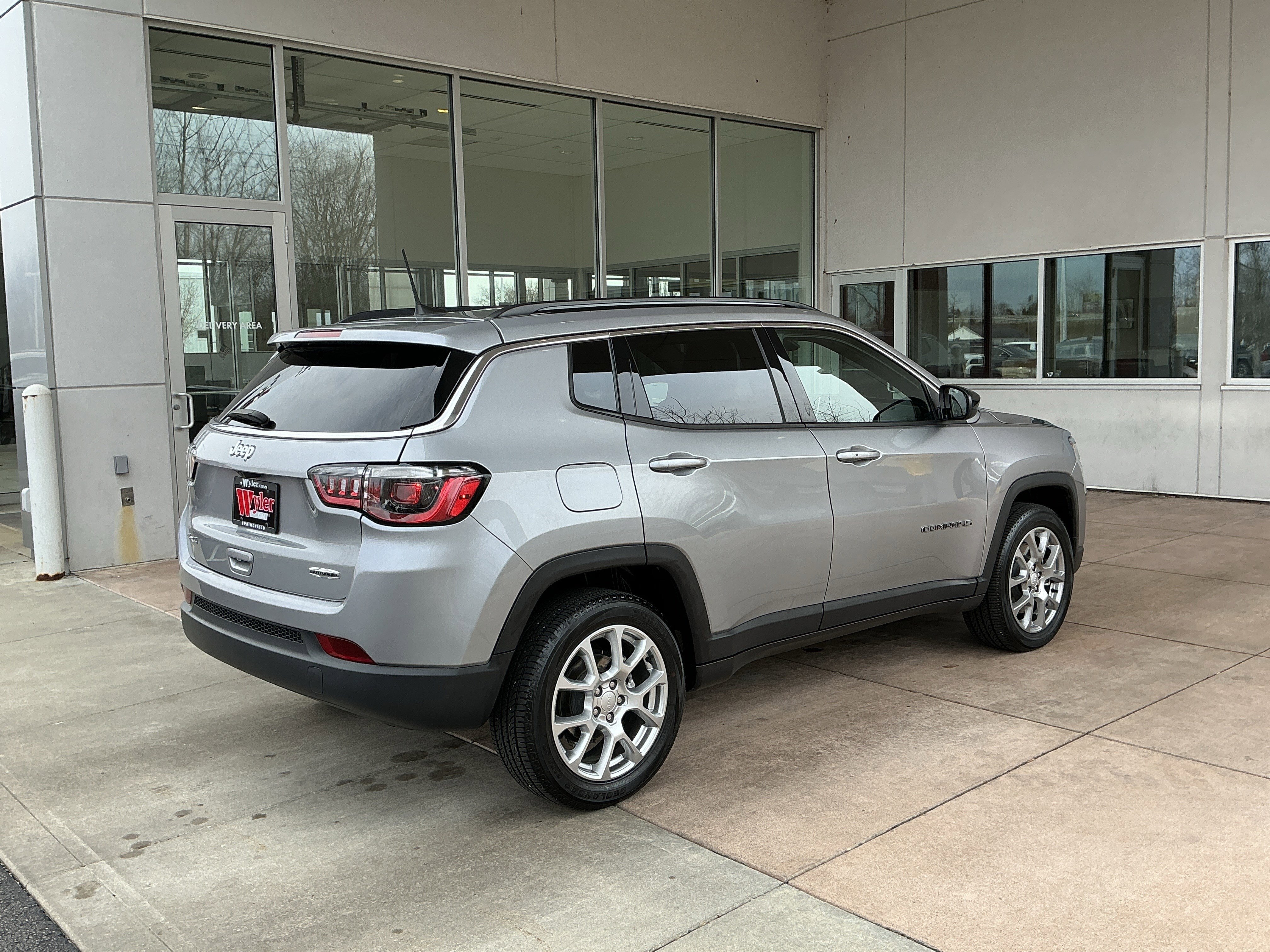 Used 2023 Jeep Compass Latitude AWD/4WD image 21