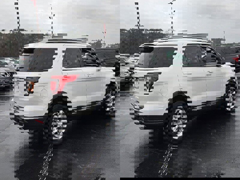 Used 2018 Ford Explorer XLT image 12