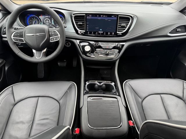 Used 2026 Chrysler Pacifica Limited FWD image 22