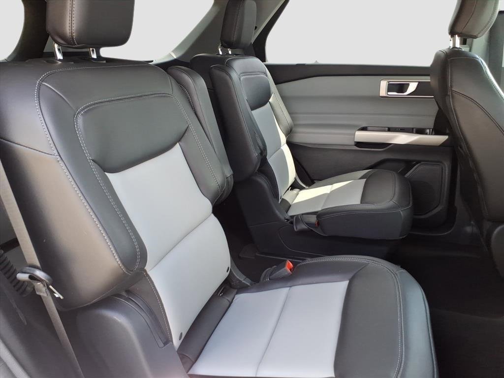 Used 2022 Ford Explorer XLT w/ Equipment Group 202A image 9