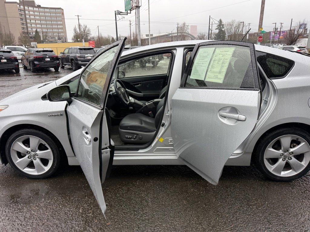 Used 2015 Toyota Prius Five w/ Advanced Technology Package image 17