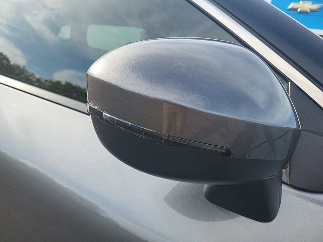 Used 2022 Nissan Rogue SV image 3