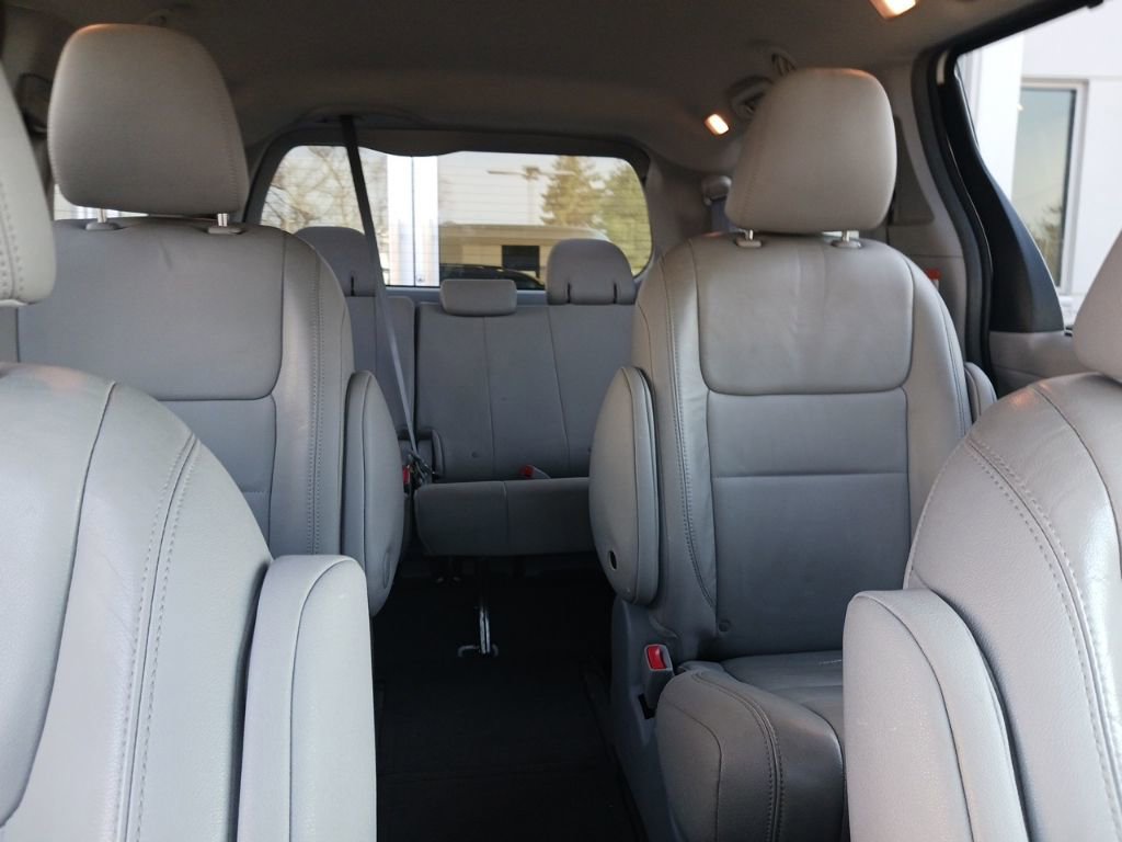 Used 2015 Toyota Sienna XLE Premium image 19