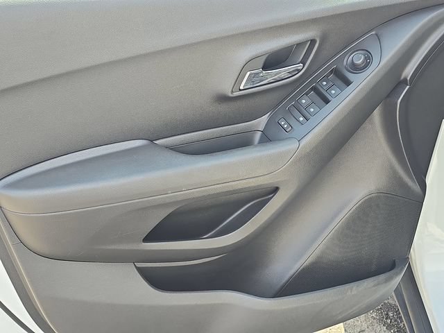 Certified 2020 Chevrolet Trax LT w/ LT Convenience Package FWD image 28