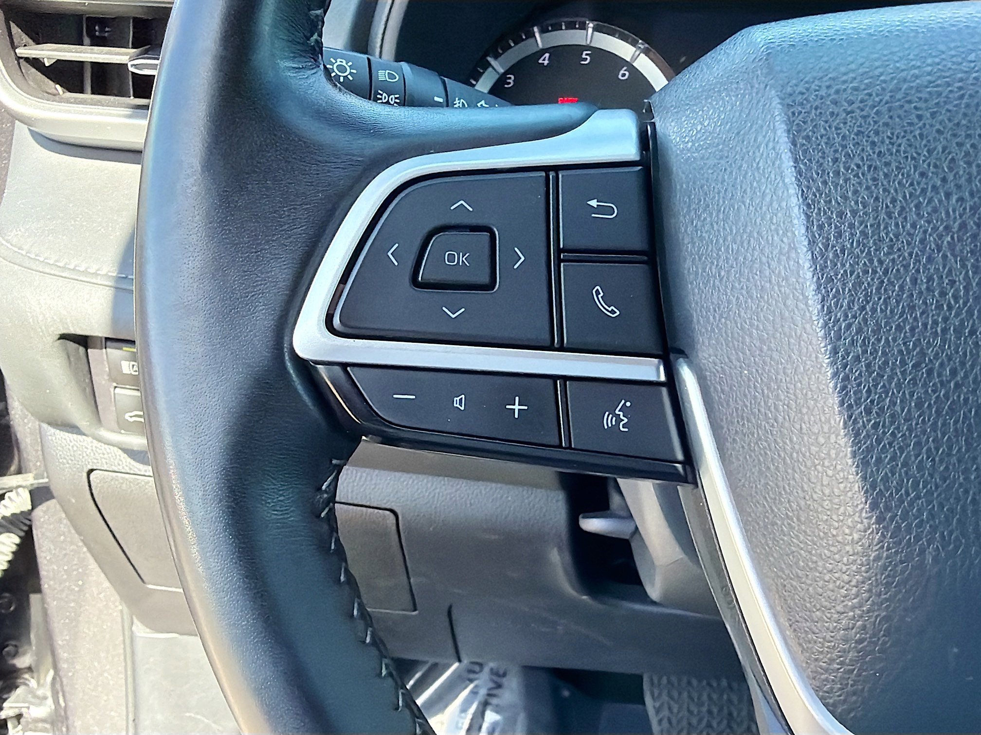 Used 2023 Toyota Highlander LE image 36