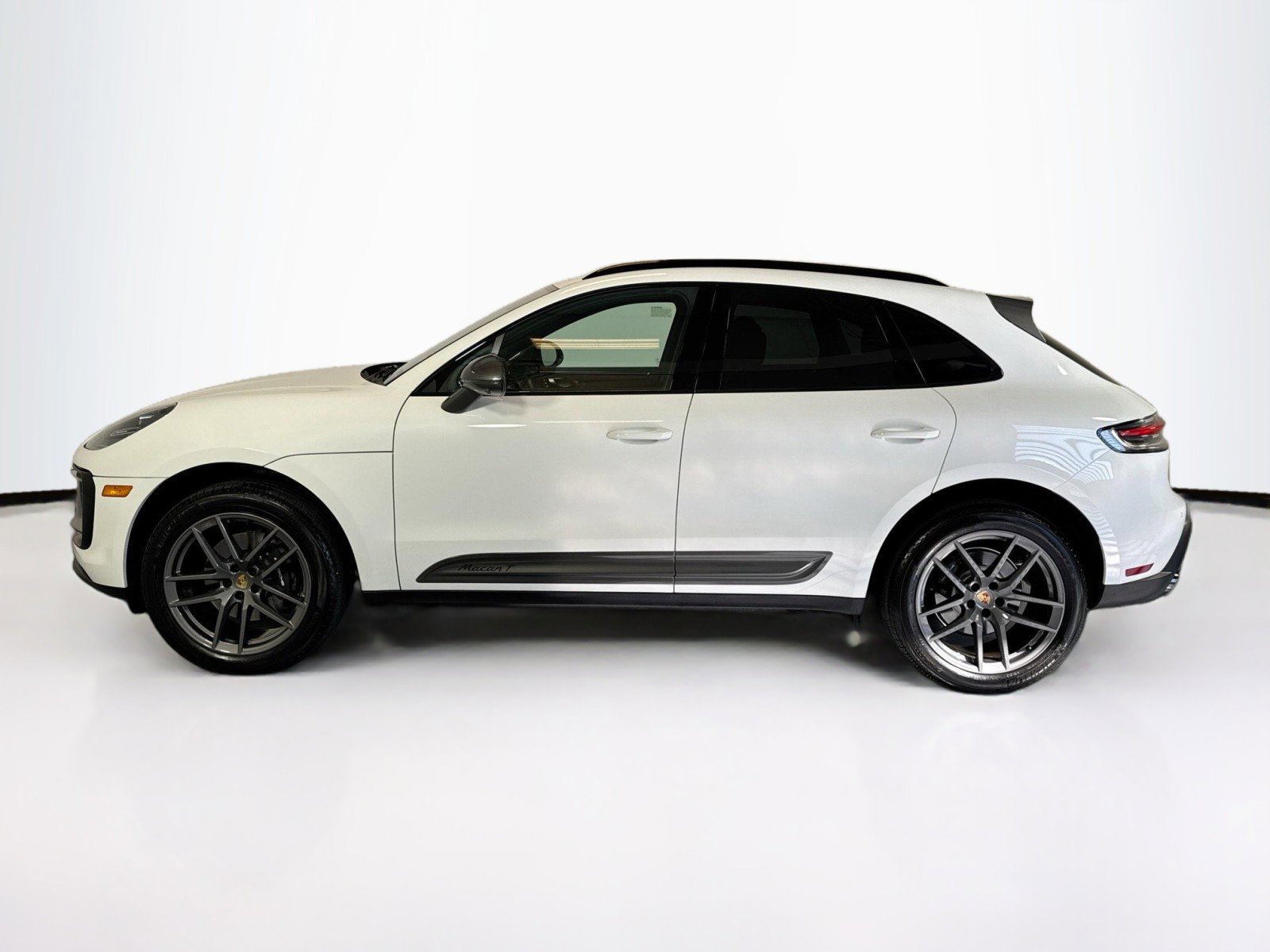 Used 2025 Porsche Macan Turbo image 2
