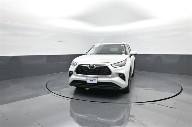 Used 2023 Toyota Highlander XLE image 3