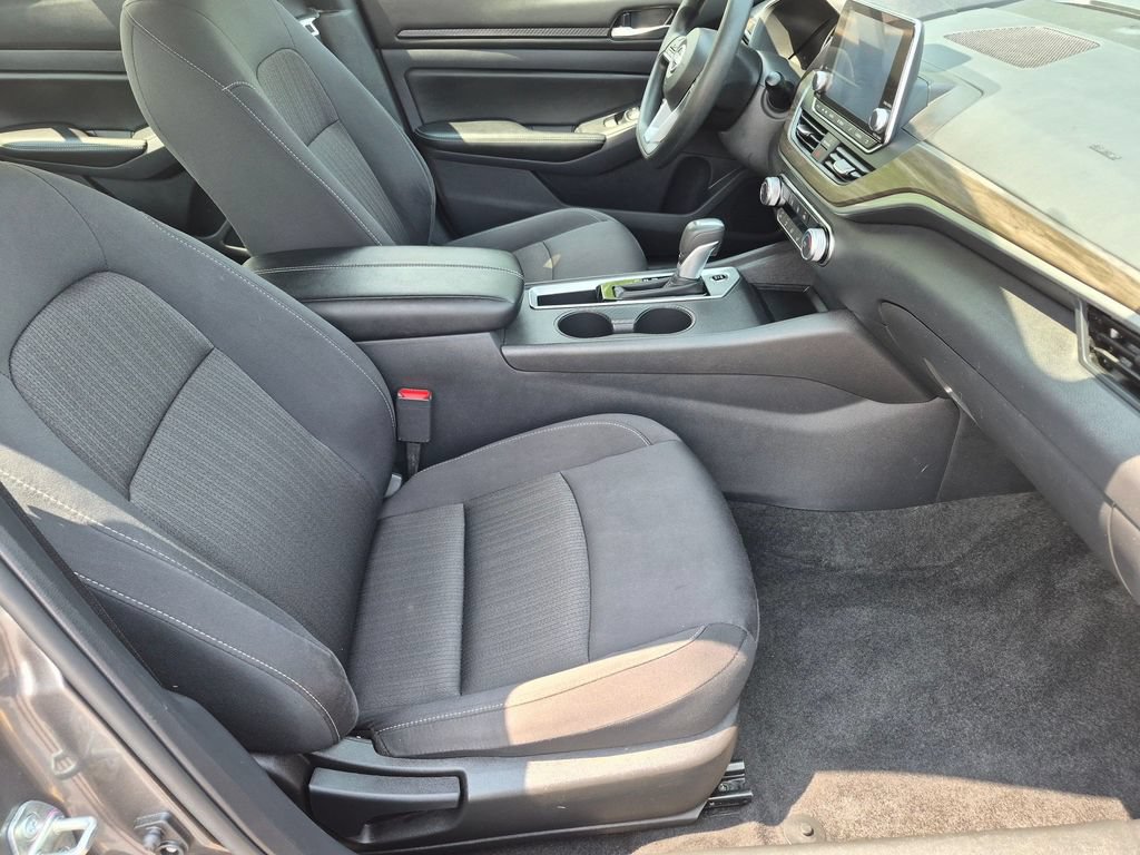 Used 2025 Nissan Altima 2.5 SV FWD image 33