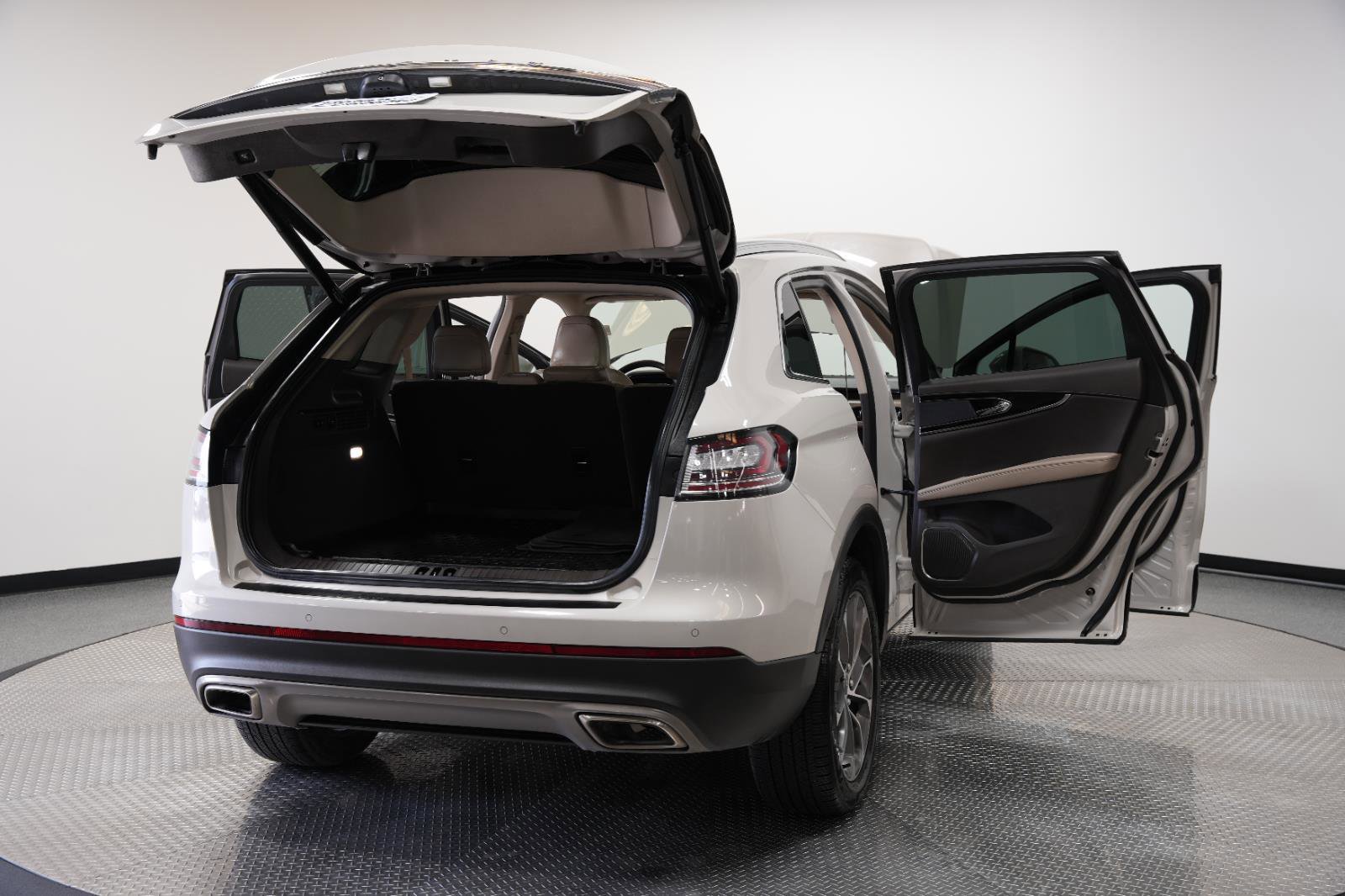 Used 2022 Lincoln Nautilus Reserve image 12