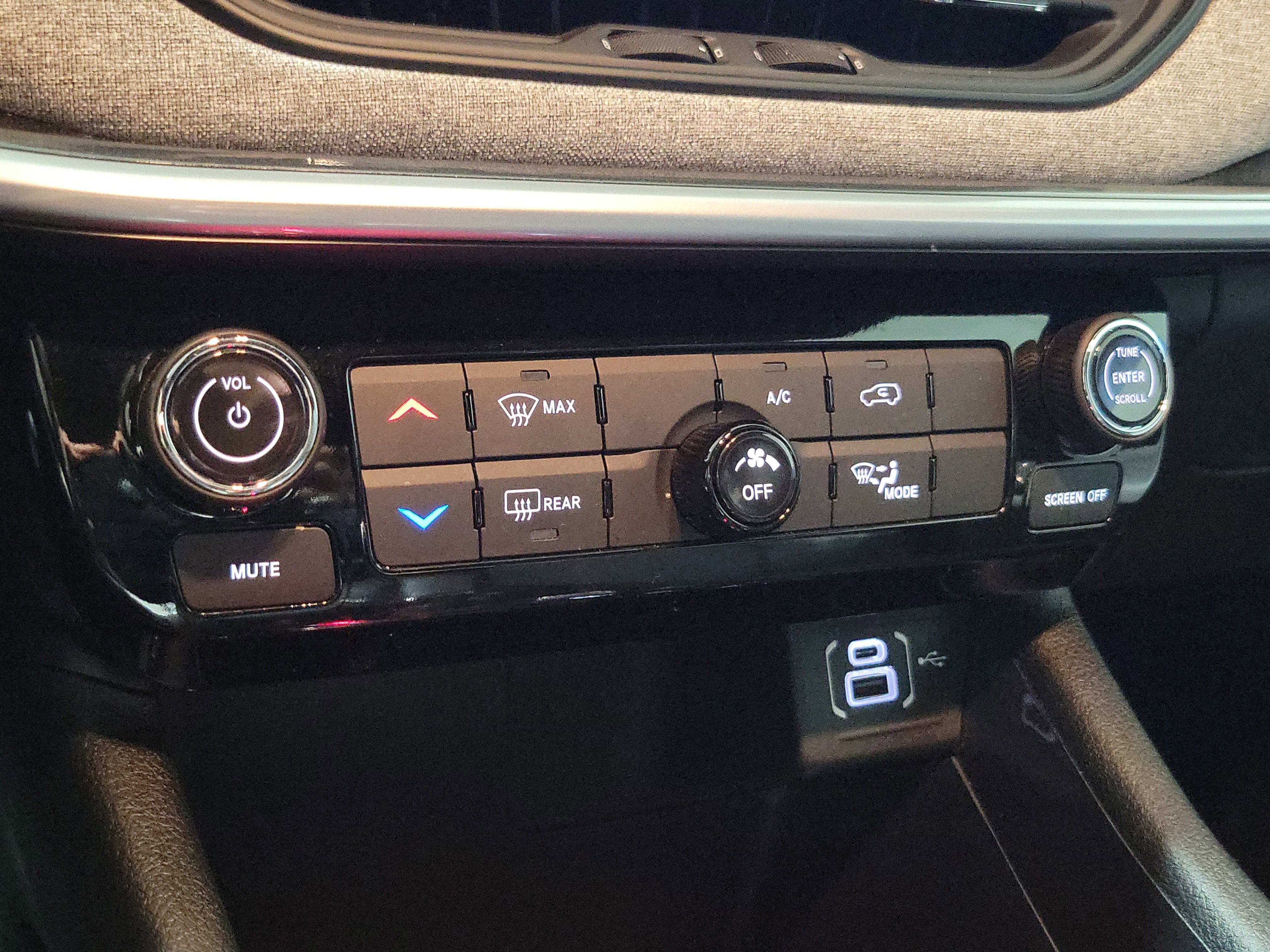 Used 2025 Jeep Compass Latitude image 36