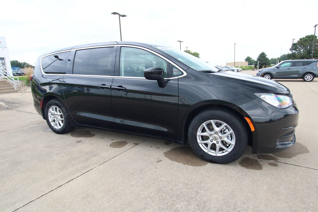 Used 2022 Chrysler Voyager LX FWD image 3