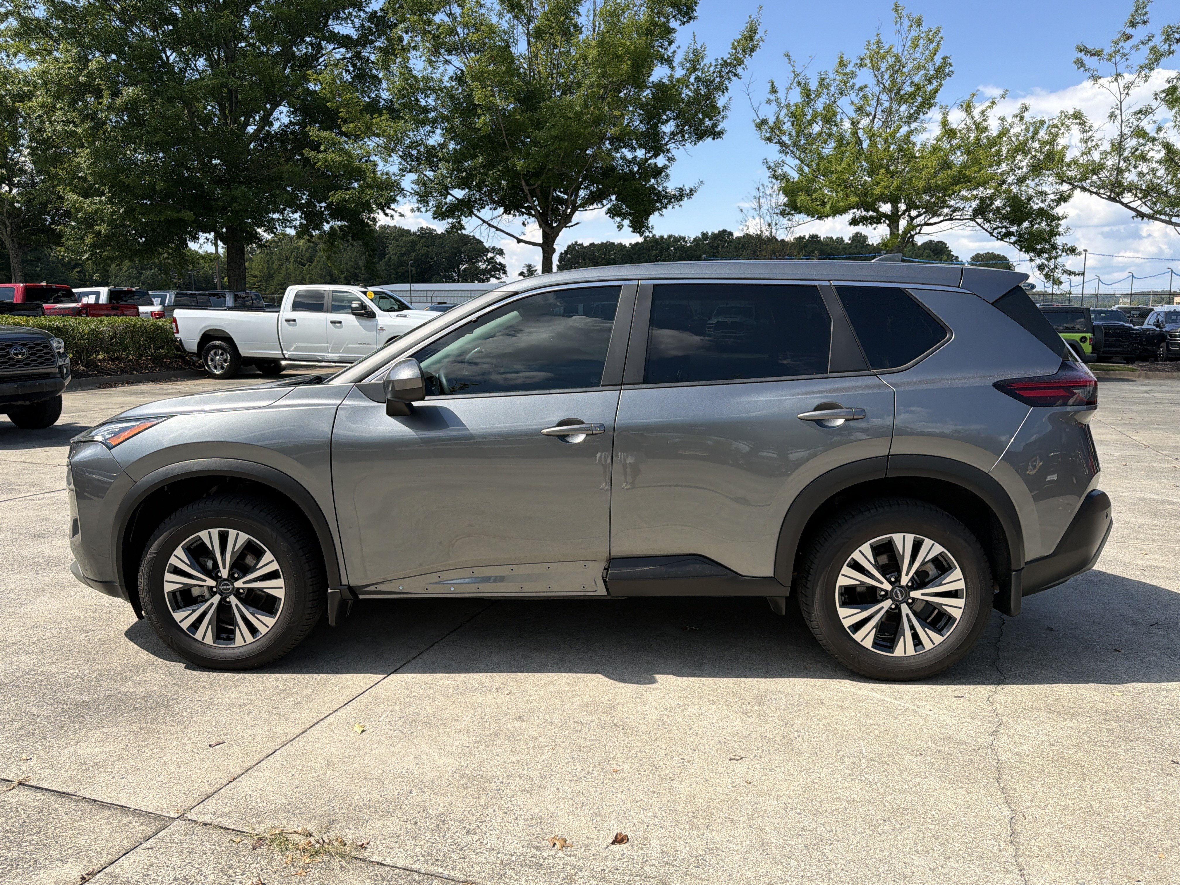 Used 2023 Nissan Rogue SV FWD image 4