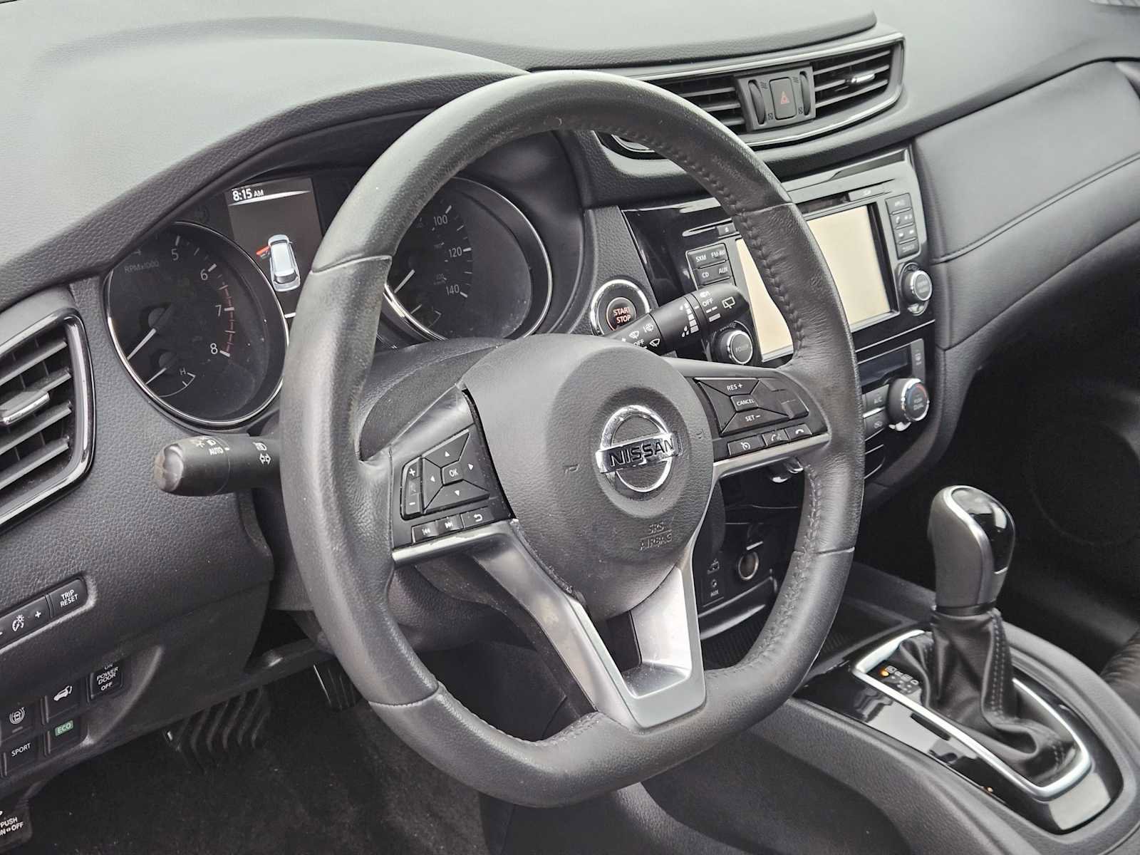 Used 2017 Nissan Rogue SV w/ SV Premium Package FWD image 2