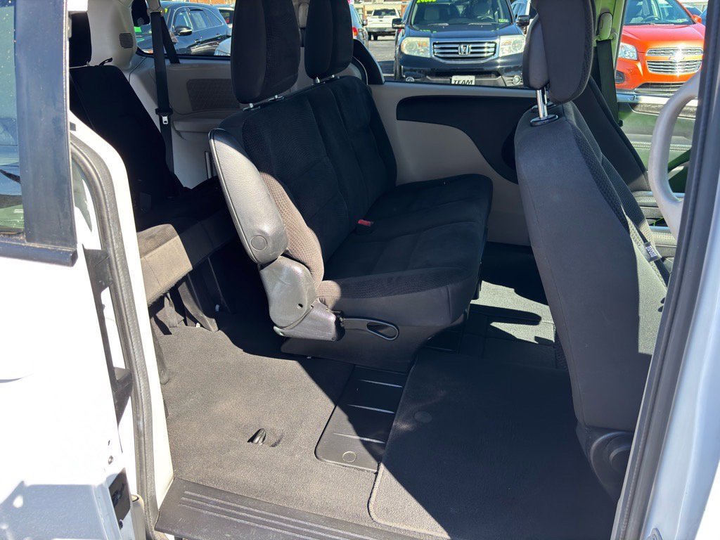 Used 2018 Dodge Grand Caravan SE image 17
