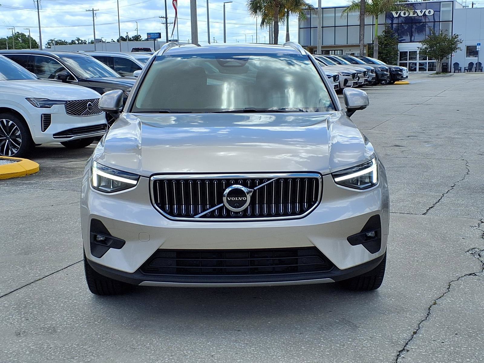 Certified 2023 Volvo XC40 B5 Plus w/ Driver Assist Package AWD/4WD image 2