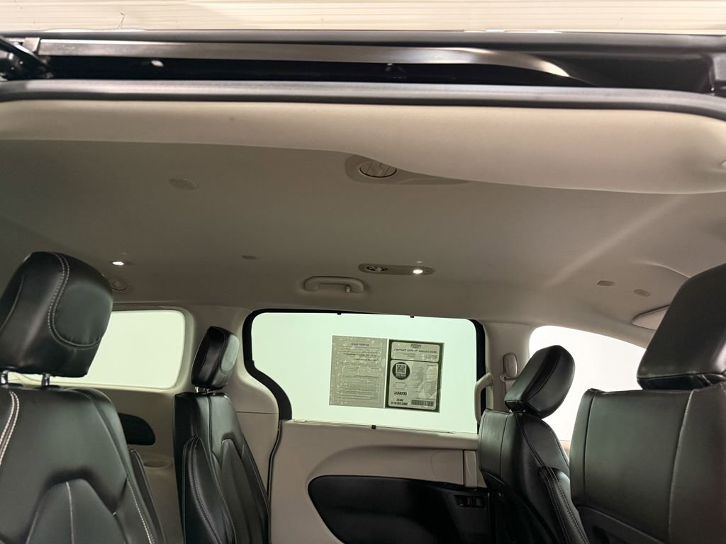 Used 2024 Chrysler Pacifica Touring-L image 8